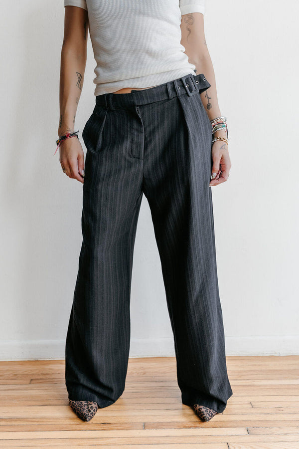 aro-belt-buckled-texture-pants