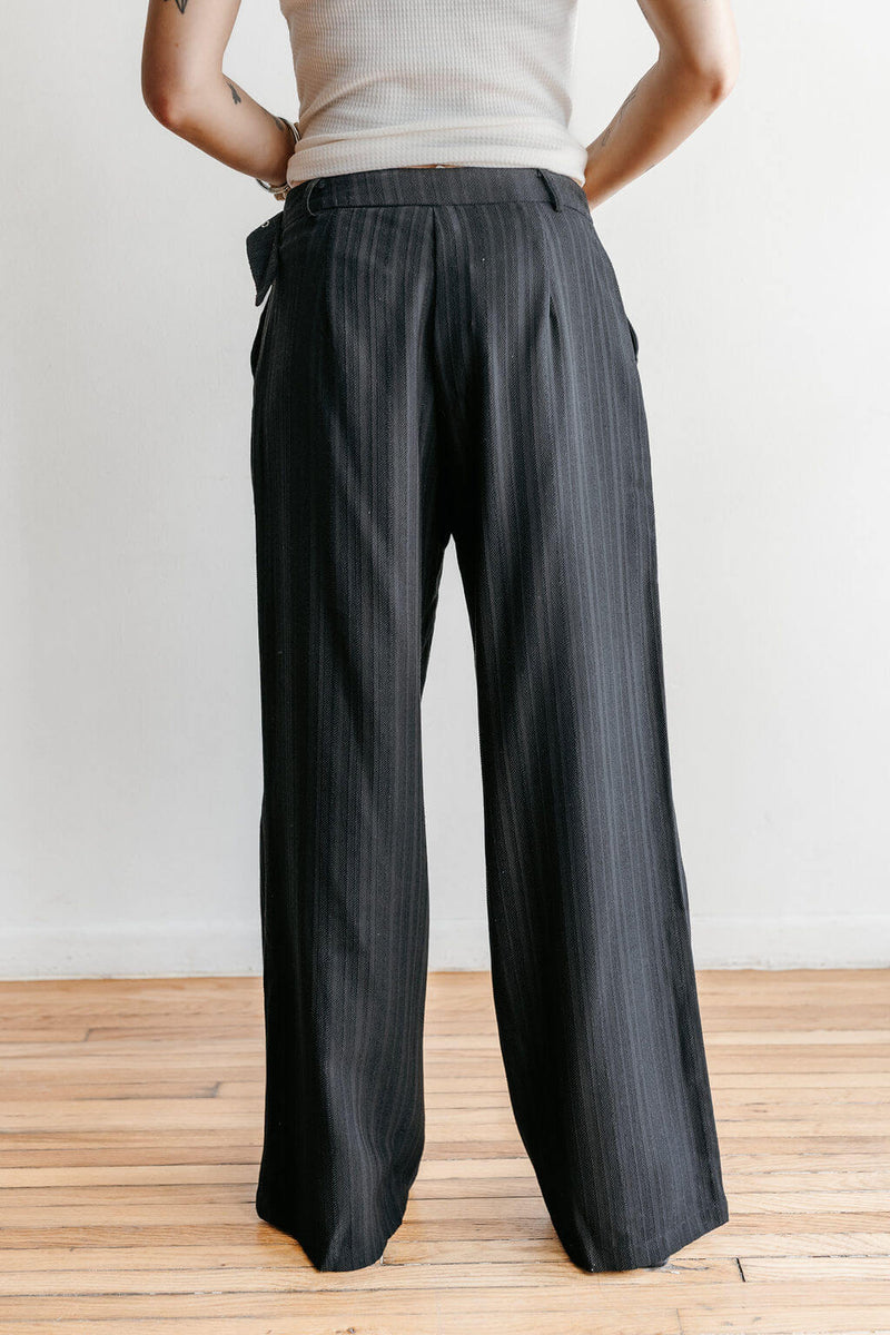 aro-belt-buckled-texture-pants