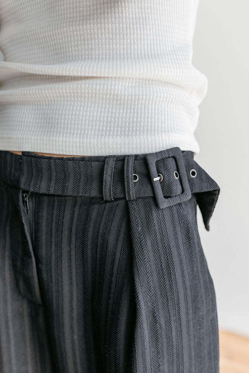aro-belt-buckled-texture-pants