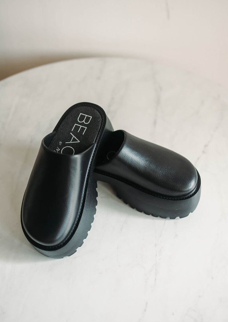 arlo-matisse-ventura-clog-mule-black